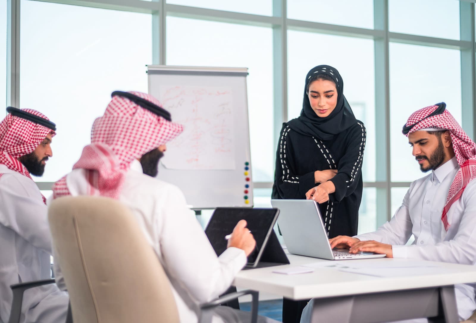 فريق سعودي في جلسة عمل وتطوير